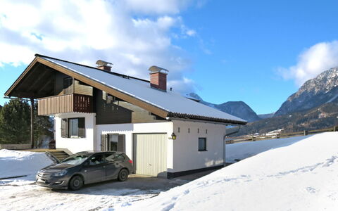 Jung: Cloud, Sky, Snow, Wheel, Window, Building, Car, Mountain, House, Slope