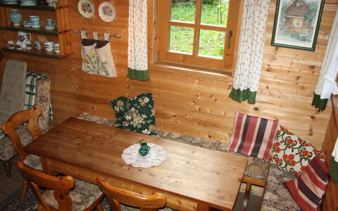 Treffen 613: Room, Furniture, Table, Property, House, Hardwood, Interior Design, Wood, Kitchen & Dining Room Table, Dining Room