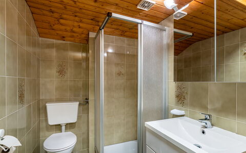 Feldkirchen in Kärnten 607: Mirror, Plumbing Fixture, Tap, Sink, Property, Building, Bathroom Sink, Bathroom, Purple