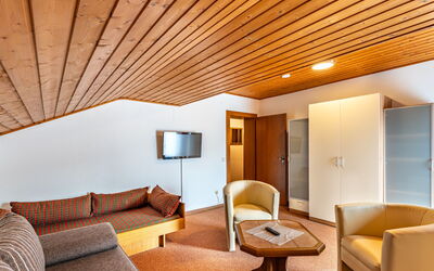 Alpenrose 3 607.1: Property, Furniture, Comfort, Wood, Building, Lighting, Interior Design, Architecture, Living Room, Table
