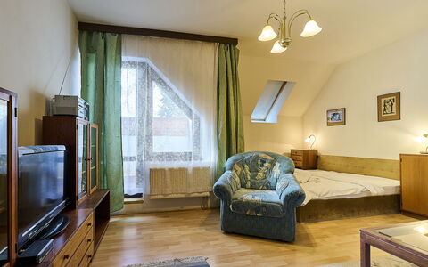 Klondajk: Property, Picture Frame, Comfort, Wood, Window, Interior Design, Flooring, Couch, Table, Television