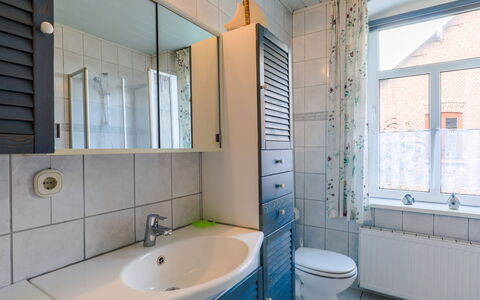Wingst 640: Mirror, Tap, Plumbing Fixture, Sink, Property, Bathroom Sink, Bathroom, Azure, Purple, Interior Design