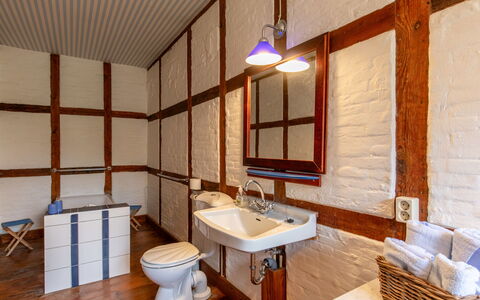 Wingst 642: Mirror, Tap, Plumbing Fixture, Sink, Property, Bathroom, Bathroom Sink, Building, Interior Design, Wood
