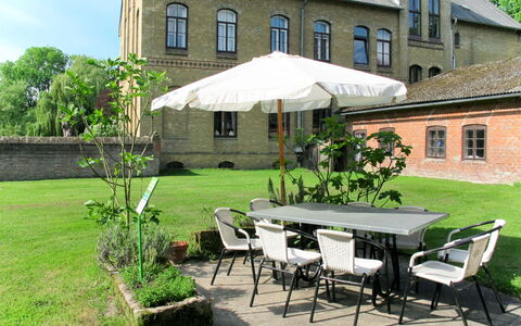 Wingst 642: Plant, Window, Furniture, Property, Table, Building, Sky, Chair, Shade, Outdoor Table