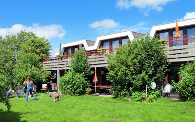 Friedrichskoog 611: Water, Sky, Plant, Building, Azure, Natural Landscape, Tree, Body Of Water, Beach, Terrain