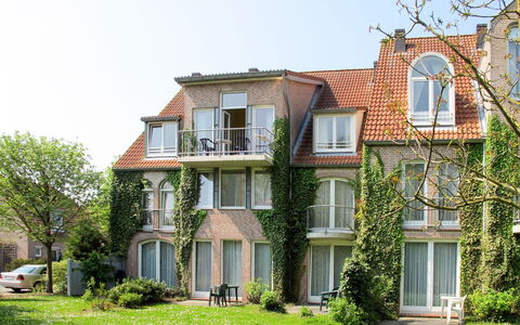 Tossens 622: Building, Residential Area, Facade, Shrub, House, Neighbourhood, Home, Human Settlement, Apartment, Estate