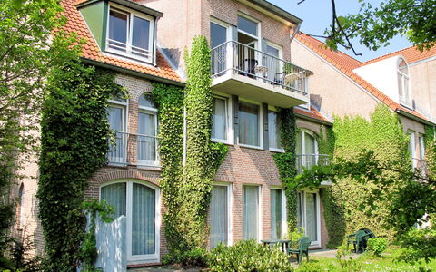 Tossens 622: Building, Window, Shrub, Facade, House, Residential Area, Home, Estate, Cottage, Garden