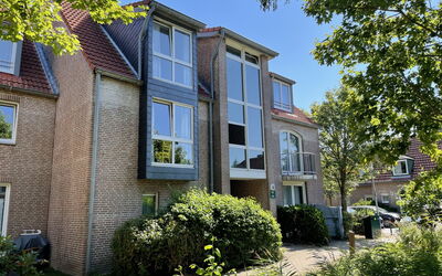 Tossens 622: Building, Window, Residential Area, House, Home, Shrub, Facade, Neighbourhood, Roof