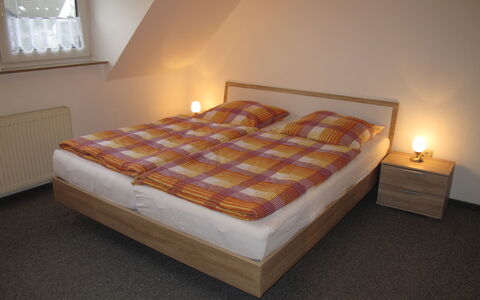 Ferienhaus Sonne: Building, Comfort, Window, Bed Frame, Wood, Flooring, Bed, Floor, House, Hardwood