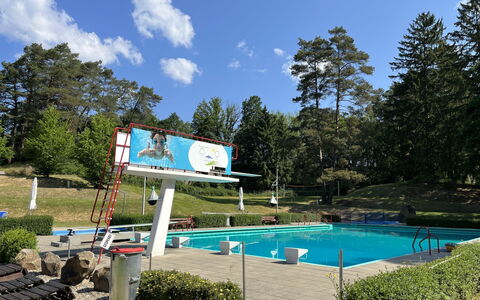 Bad Emstal 601: Plant, Water, Cloud, Sky, Tree, Swimming Pool, Shade, Natural Landscape, Leisure, Landscape