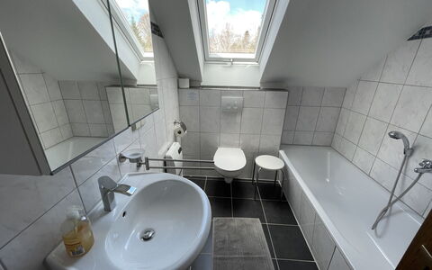 Wartbuck: Mirror, Tap, Plumbing Fixture, Sink, Bathroom Sink, Property, Bathroom, Interior Design, Building, Architecture