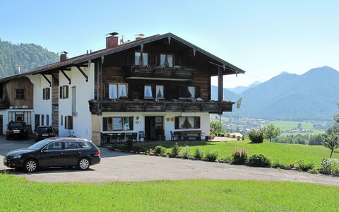 Widhölzl: Plant, Sky, Building, Car, Wheel, Property, Mountain, Vehicle