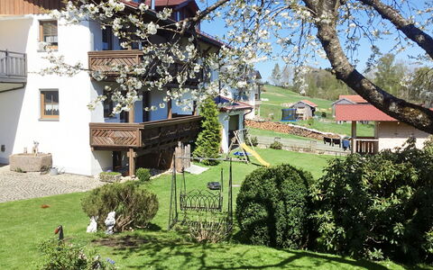 Kühbeck: Property, Tree, House, Home, Building, Architecture, Residential Area, Spring, Real Estate, Woody Plant