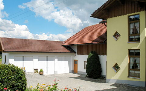 Kühbeck: Property, House, Home, Building, Real Estate, Cottage, Roof, Residential Area, Land Lot, Facade