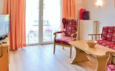 Heckenrose (Egl110) 623.1: Room, Property, Interior Design, Furniture, Pink, Curtain, Living Room, Floor, Building, Home