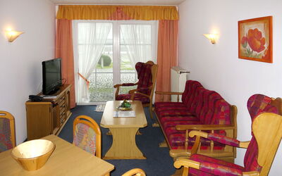 Maiglöckchen (Egl112) 623.3: Room, Furniture, Property, Interior Design, Building, Living Room, Floor, Table, House, Real Estate