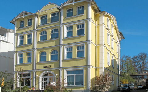 Ostseebad Sellin 617: Sky, Plant, Building, Property, Window, Wheel, Urban Design, Condominium, Tree, Tower Block