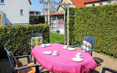 Zinnowitz 685: Table, Plant, Property, Furniture, Sky, Chair, Window, Outdoor Table, Outdoor Furniture, Tablecloth