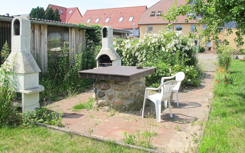 Waren 609: Property, Yard, Garden, Backyard, House, Real Estate, Residential Area, Home, Landscaping, Building