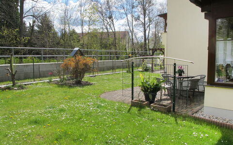 Am Burgberg: Plant, Sky, Cloud, Nature, Tree, Botany, Land Lot, Building, Natural Landscape, Fence