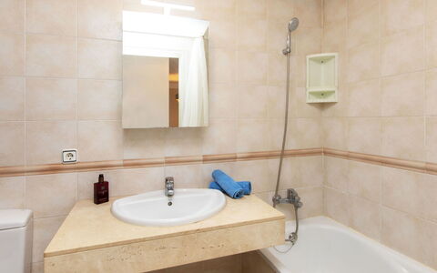Green Mar C: Mirror, Tap, Plumbing Fixture, Bathtub, Sink, Property, Bathroom Sink, Bathroom, Building, Lighting