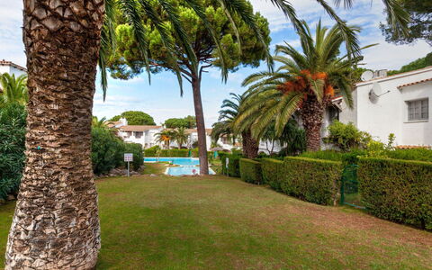 Villa Blanca Feliu: Shrub, Garden, Lawn, Resort, Shade, Landscaping, Hacienda, Tropics, Yard