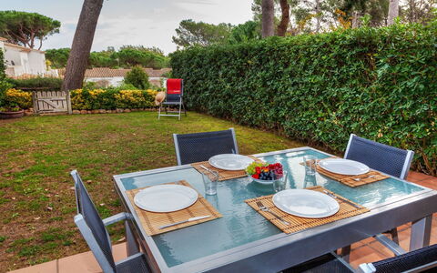 Trebol Blanco: Property, Table, Furniture, House, Real Estate, Room, Resort, Villa, Backyard, Building