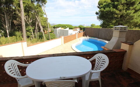 Palsmar: Table, Furniture, Property, Water, Chair, Sky, Cloud, Plant, Tree, Building