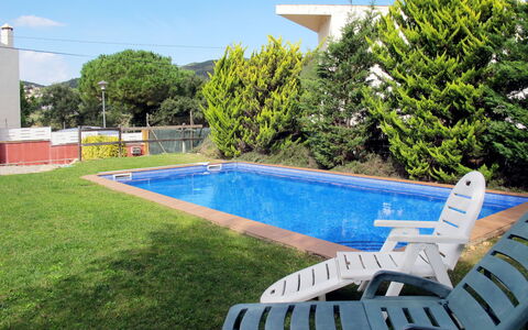 Bretos: Water, Plant, Property, Cloud, Building, Sky, Azure, Swimming Pool, Tree, Outdoor Furniture