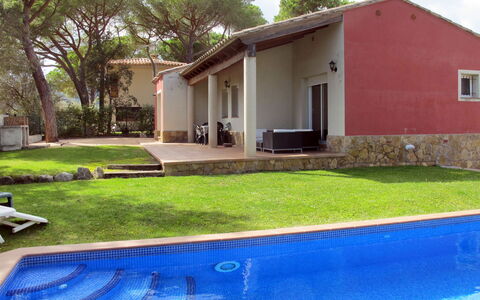Bretos: Water, Plant, Property, Building, Sky, Tree, Shade, Grass, Door, House