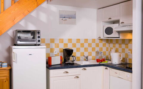 Saint Hilaire de Riez 608: Cabinetry, Property, Countertop, Kitchen Sink, White, Kitchen Appliance, Kitchen Stove, Sink, Building, Kitchen