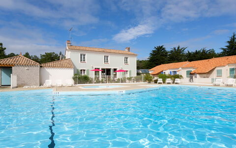 Saint Hilaire de Riez 608: Water, Cloud, Sky, Building, Window, Swimming Pool, Plant, Blue, Azure, House