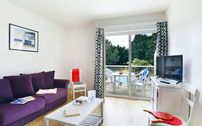 Ker Mael 606.4: Furniture, Table, Property, Couch, Comfort, Interior Design, Living Room, Studio Couch, Floor, Flooring
