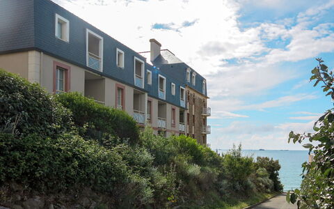 Saint Malo 607: Cloud, Sky, Plant, Building, Window, Land Lot, Body Of Water, Urban Design, Neighbourhood, House