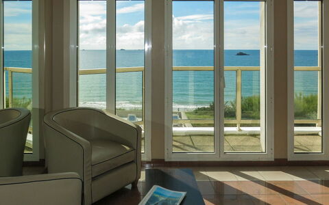 Saint Malo 607: Room, Property, Window, Daylighting, Interior Design, Building, Floor, Real Estate, Architecture, Glass