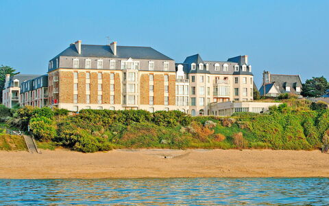 Saint Malo 607: Water, Plant, Sky, Building, Property, Azure, Natural Landscape, Land Lot, Tree, Coastal And Oceanic Landforms