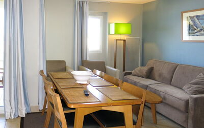 Reine Marine - T3 Balcon Lat. Mer 607.3: Room, Furniture, Property, Living Room, Interior Design, Table, Floor, Building, House, Real Estate