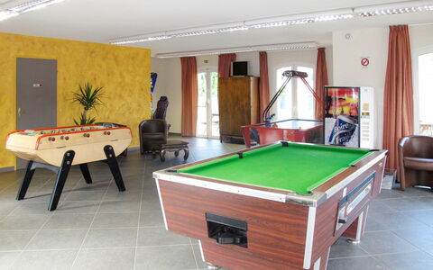 Crozon-Morgat 664: Billiard Table, Billiard Room, Furniture, Pool, Property, Table, Billiards, Sports Equipment