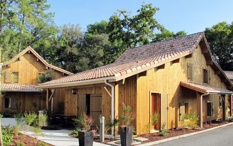 Lacanau 655: Plant, Building, Sky, Property, Window, Tree, House, Wood, Land Lot, Shade