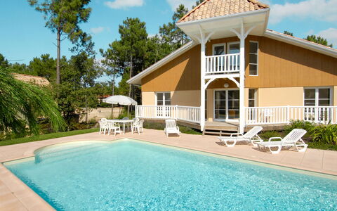 Lacanau 656: Water, Sky, Cloud, Building, Plant, Property, Blue, Window, Swimming Pool, Tree