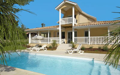Lacanau 660: Water, Sky, Building, Plant, Property, Window, Tree, Porch, House, Swimming Pool