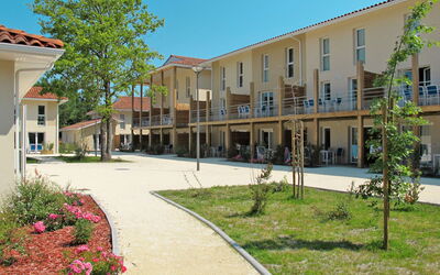 Hourtin 633: Plant, Sky, Property, Window, Building, Tree, Urban Design, Leisure, Residential Area, Public Space