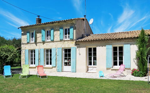 Poumeyrette: Cloud, Sky, Building, Plant, Window, House, Tree, Land Lot, Cottage, Door