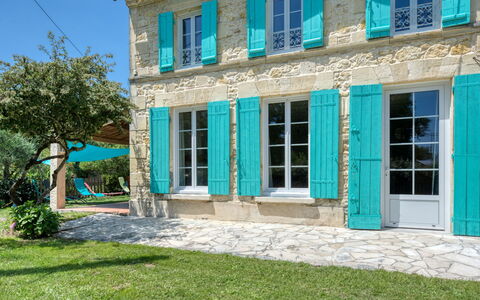 Poumeyrette: Building, Window, Plant, Door, House, Grass, Residential Area, Facade, Real Estate, Cottage