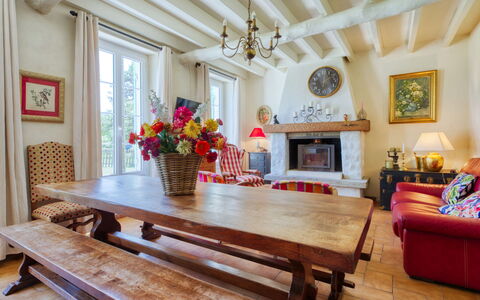 Poumeyrette: Flower, Furniture, Property, Table, Couch, Wood, Decoration, Orange, Interior Design, Picture Frame