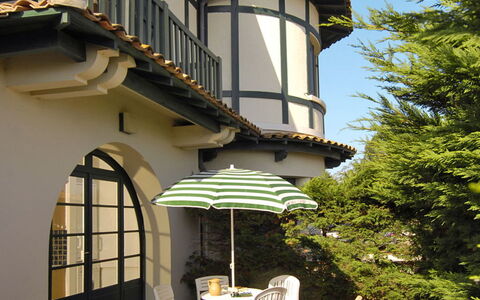 Las Delicias: Sky, Property, Building, Furniture, Window, Chair, Plant, Shade, Yellow, Outdoor Furniture
