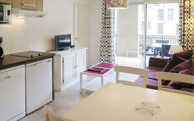 L'Estacade 609.1: Room, Property, Furniture, Interior Design, Building, Floor, Table, House, Living Room, Wall