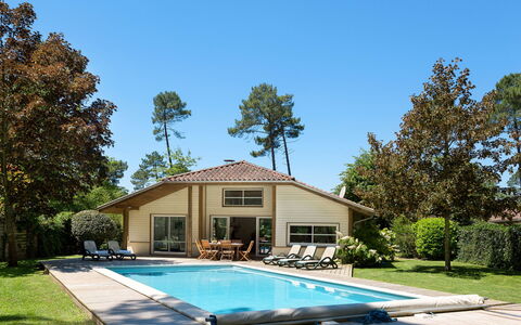 Moliets 625: Plant, Sky, Property, Building, Window, Tree, Azure, Shade, Swimming Pool, Rectangle
