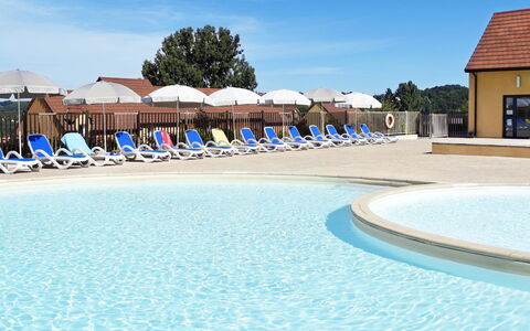 Sarlat-La-Canéda 607: Water, Sky, Cloud, Building, Blue, Azure, Seaside Resort, Swimming Pool, Shade, Outdoor Furniture