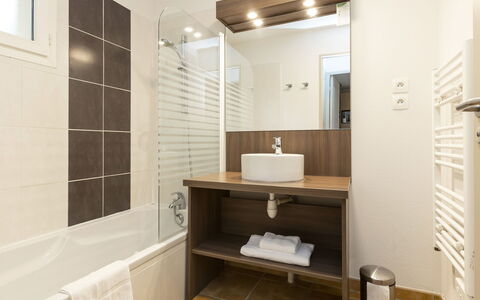 Sarlat-La-Canéda 607: Property, Building, Tap, Plumbing Fixture, Mirror, Bathroom, Interior Design, Wood, Flooring